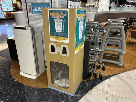 商業施設フードコートに設置した紙コップの回収ボックス