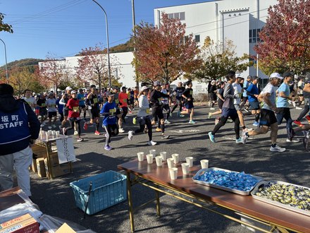 イベント会場での使用済み容器の分別作業